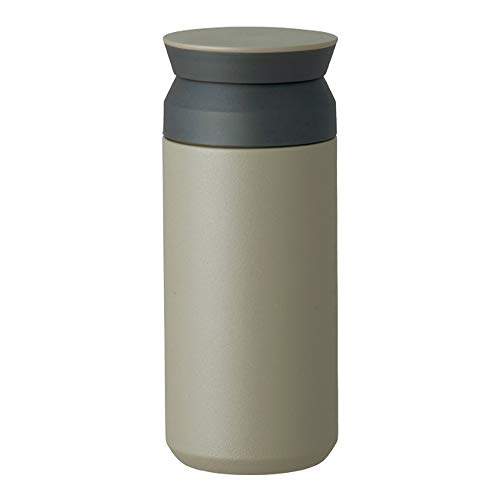 "Entdecke den perfekten Begleiter für unterwegs: TRAVEL TUMBLER - Isolierte Polyesterflasche in Khaki (klein) 🌍🥤 #Reisezeit #Kaffeegenuss #Umweltfreundlich"