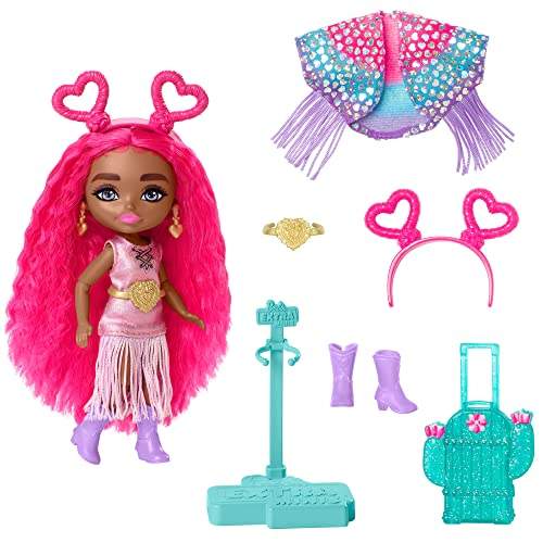 Barbie Extra Fly Reisepuppe - Mini Puppe mit Wüstenoutfit, glitzerndem Cape und Kaktus-Koffer, bewegliche Ellbogen und Knie für modebewussten Spielspaß, für Kinder ab 3 Jahren, HPB19