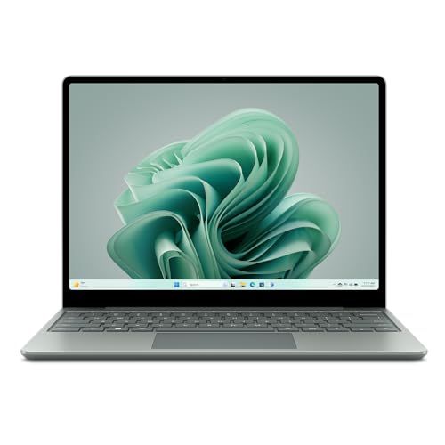 „Entdecke den Microsoft Surface Laptop Go 3: 12,45" Intel Core i5, 256GB SSD, 16GB RAM, Windows 11 – Salbei – das perfekte 2023 Modell für dein mobiles Arbeiten! #Microsoft #Laptop #SurfaceGo3“